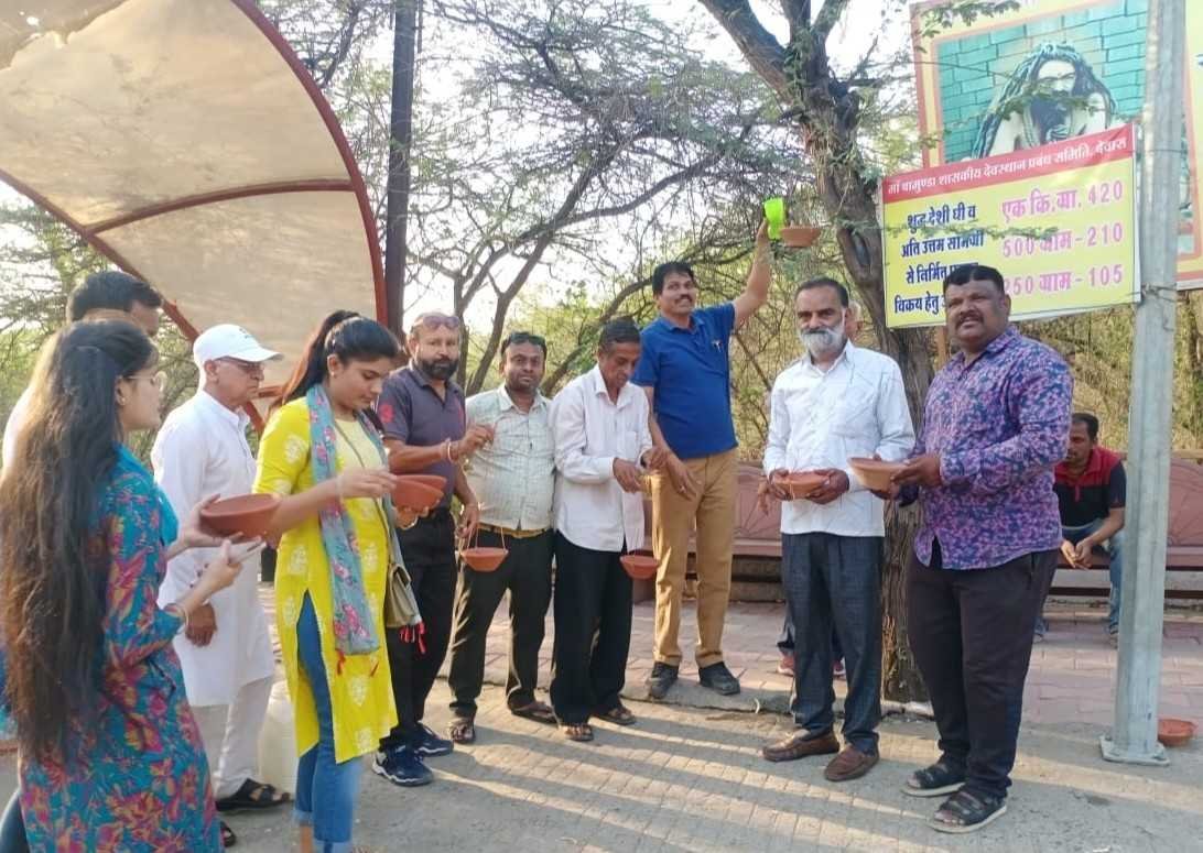 भीषण गर्मी में प्यास बुझाने के लिए पक्षियों के लिए सकोरे रखकर दाना पानी की व्यवस्था की