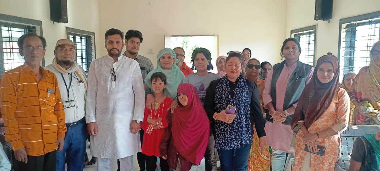 वृद्धाश्रम में वृद्धजनों को वितरीत किए फल व खाद्य सामग्री