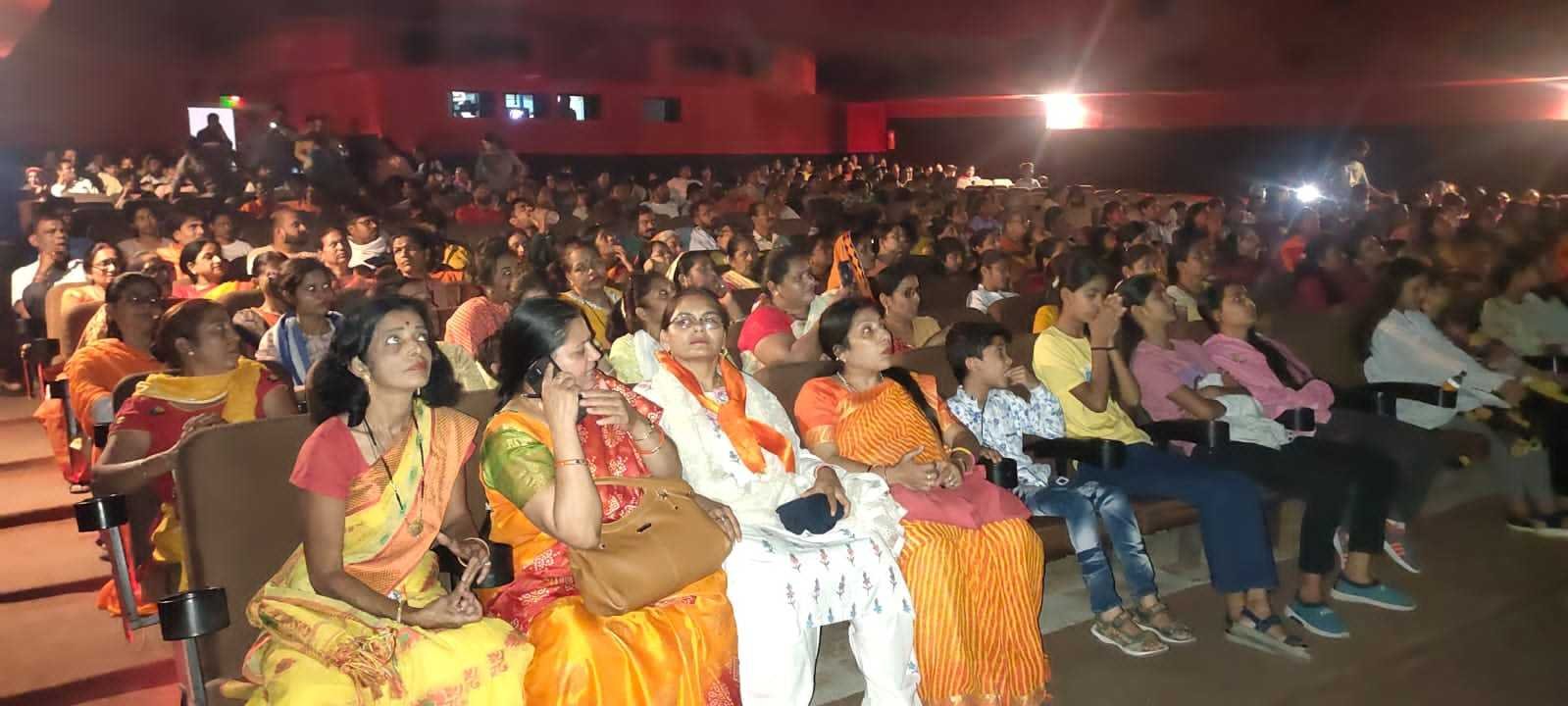 सैकड़ों की संख्या में महिलाएं देख रही हैं द केरला स्टोरी
