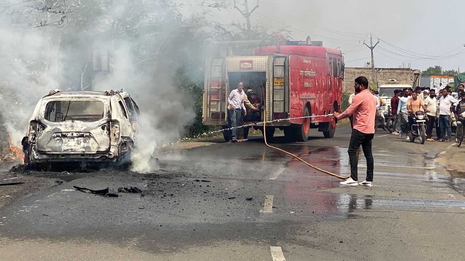 शादी से लोट रहे परिवार की कार में लगी आग, राजोदा रोड पर हुआ हादसा