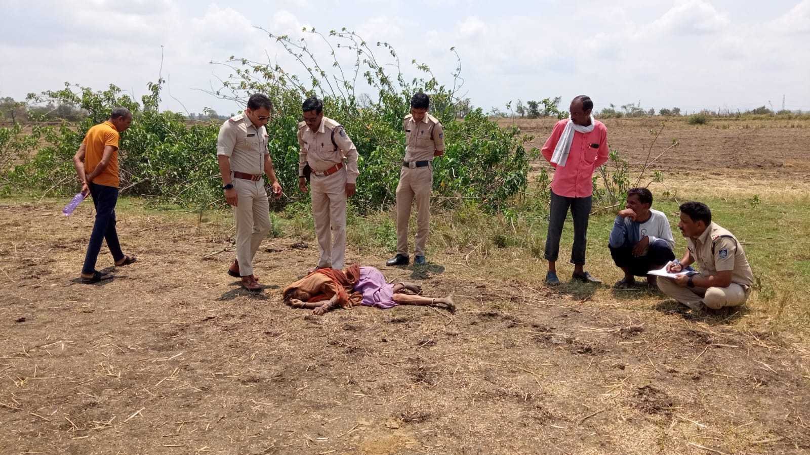 सांगाखेड़ा रोड पर खेत मे मिला महिला का शव, पुलिस मौके पर पहुंचकर कर रही जांच