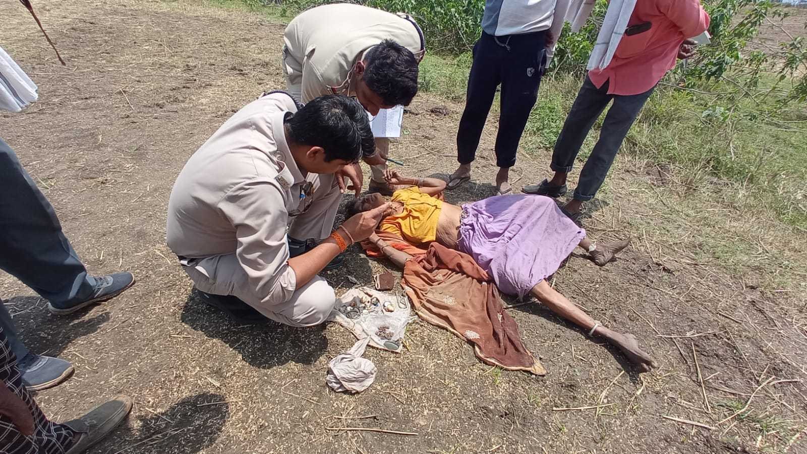 खेत में मृत मिली महिला के साथ 1 दिन पहले पड़ोसियों ने की थी मारपीट