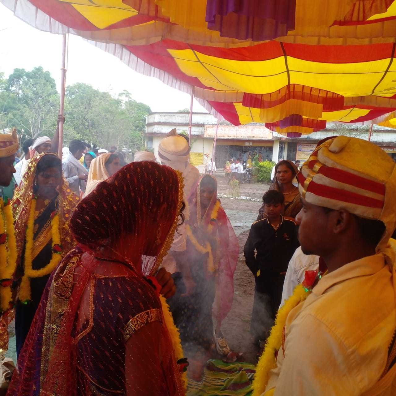 सामूहिक विवाह कार्यक्रम में 401 जोड़े बंधे परिणय सूत्र में प्रभारी मंत्री ने विवा हमें पहुंचकर सभी को दिया आशीर्वाद