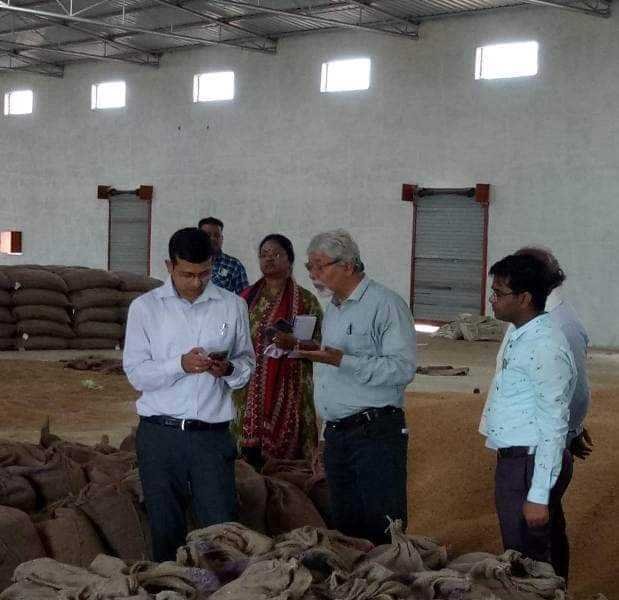 कलेक्टर श्री सिंह ने सोहागपुर, सेमरी में गेहूं खरीदी केंद्रों का किया औचक निरीक्षण