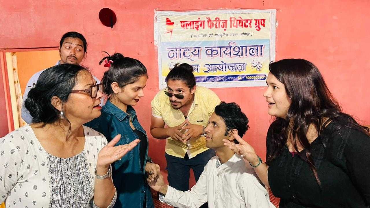 डॉ आज़म ख़ान निर्देशित नाटक “बड़े मियां दीवाने” 11 मई को