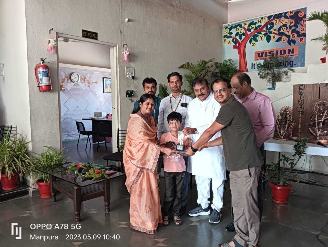 विज़न इंटरनेशनल पब्लिक स्कूल हरदा मैं किया गया उत्कृष्ट बच्चों का सम्मान