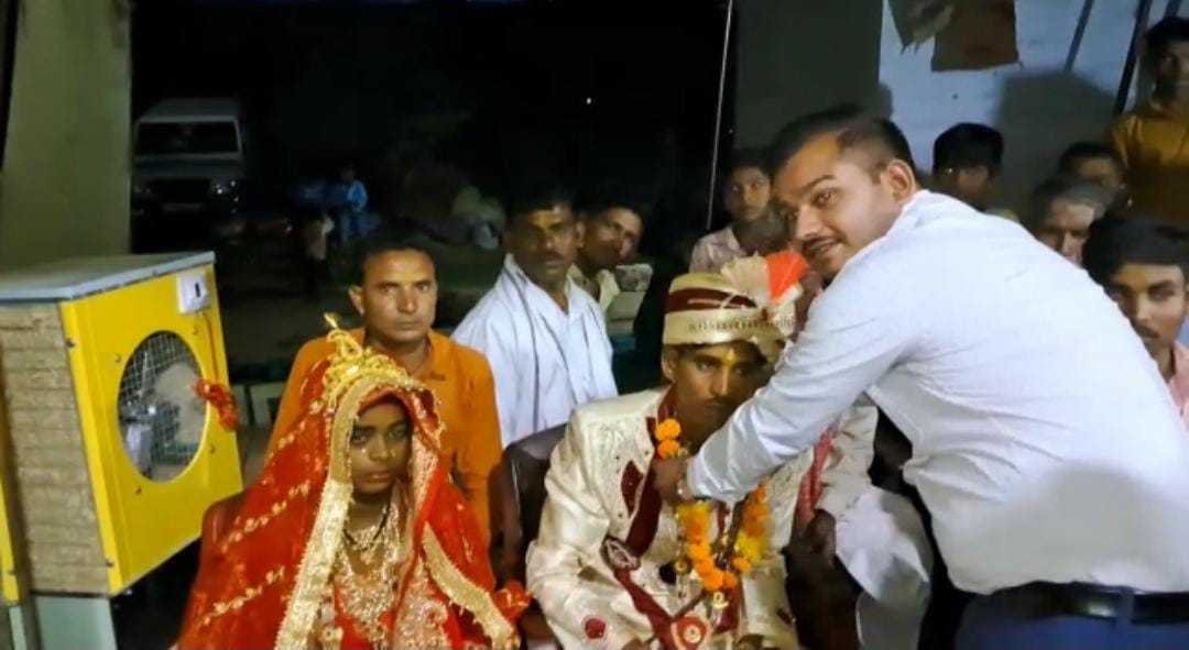 बेसहारा बच्ची की शादी में उपहार देकर की मदद