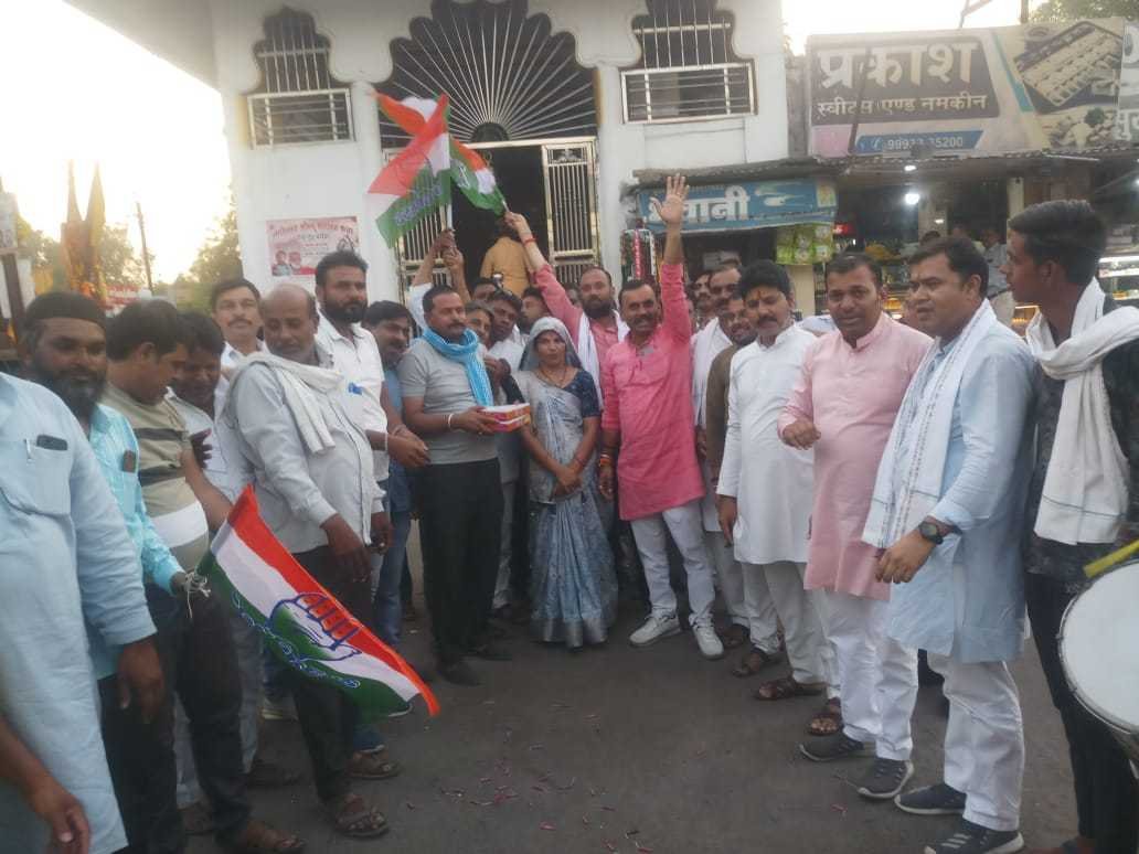 कर्नाटक में कांग्रेस की शानदार जीत पर खातेगांव में भी जश्न का माहौल