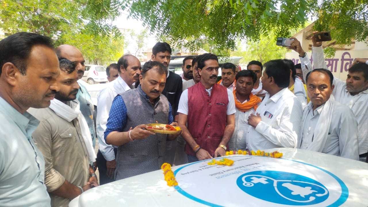 खातेगांव पशु चिकित्सालय परिसर में चलित पशु चिकित्सालय एंबुलेंस का किया शुभारंभ