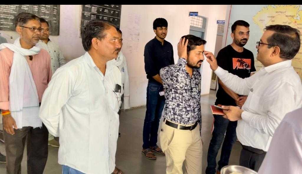 पटवारीयो को सीमांकन पर जाने से पूर्व तिलक लगाकर रणबांकुरों की तरह विदाई दी गई