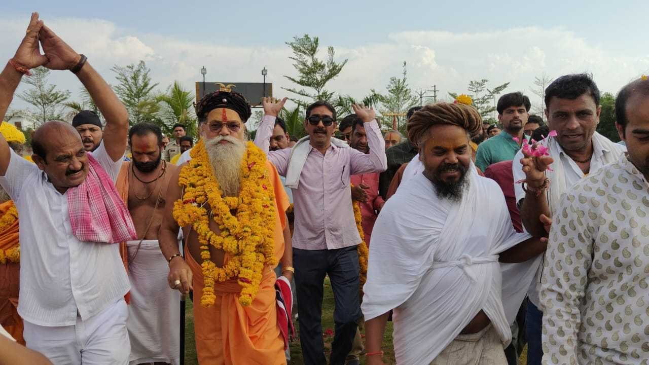 पेशवाई में शामिल होने के लिए संत महात्माओं का हुआ नगर आगमन 