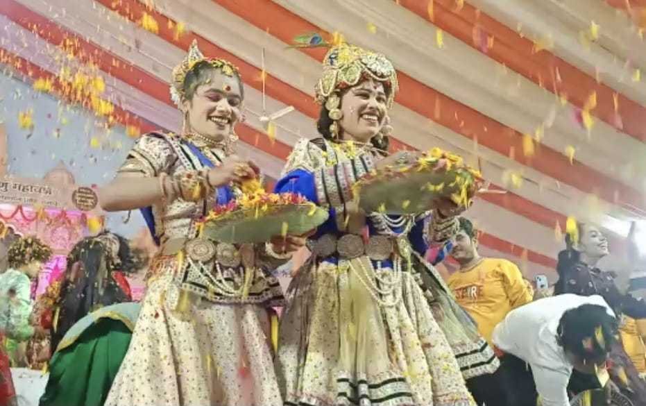 श्री विष्णु महायज्ञ के अंतिम दिवस खेली बृज की होली