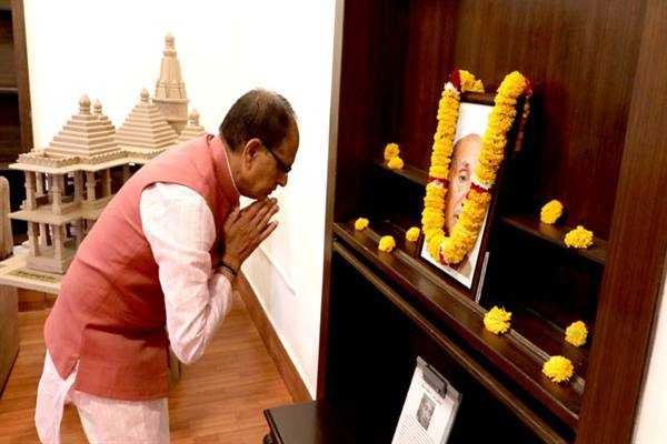 मुख्यमंत्री श्री चौहान ने स्व. मधोक की पुण्य-तिथि पर नमन किया