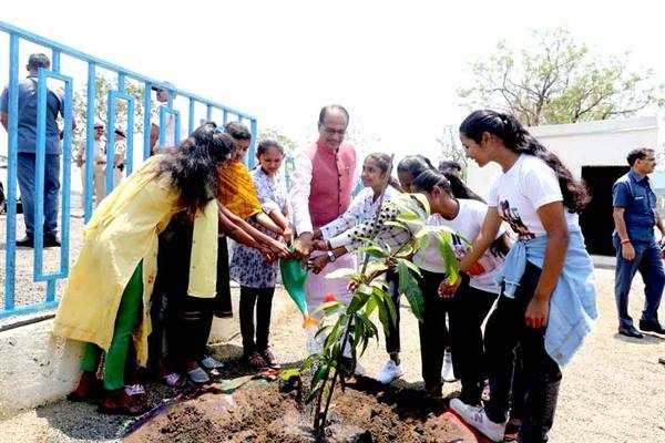 मुख्यमंत्री श्री चौहान ने लाड़ली लक्ष्मी दिवस पर लाड़ली बेटियों के साथ लगाए पौधे