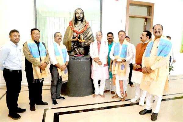 मुख्यमंत्री श्री चौहान को भगवान सोमनाथ का चित्र और माँ अहिल्या की प्रतिमा भेंट की