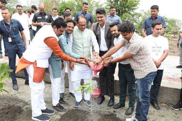 मुख्यमंत्री श्री चौहान ने किया पौध-रोपण