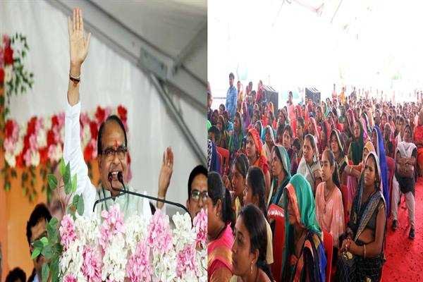 हर क्षेत्र में महिलाएँ सशक्त होकर आगे आईं और अलग पहचान बनाई
