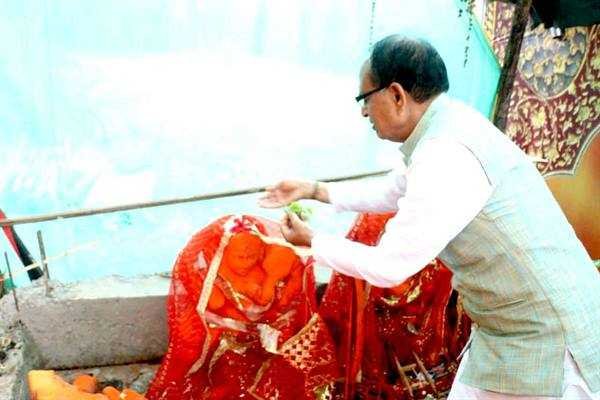 मुख्यमंत्री श्री चौहान ने जैत के खेड़ापति हनुमान मंदिर में पूजा कर नागरिकों के सुख-समृद्धि की कामना की