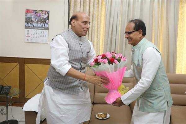 मुख्यमंत्री श्री चौहान ने केंद्रीय मंत्री श्री सिंह और श्री तोमर का स्वागत किया