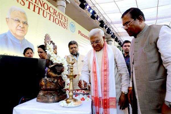 जीवन में तरक्की के लिए ईमानदारी और परिश्रम के साथ संवेदनशीलता जरूरी