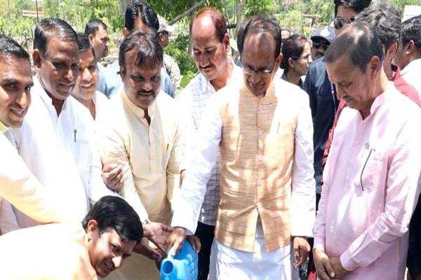 मुख्यमंत्री श्री चौहान के साथ वैज्ञानिकों ने लगाए पौधे