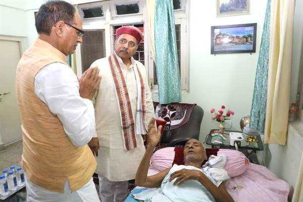 मुख्यमंत्री श्री चौहान ने विधायक श्री पटेल के पिताजी के स्वास्थ्य की जानकारी ली