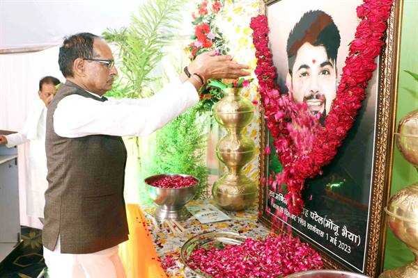मुख्यमंत्री श्री चौहान ने गोटेगाँव में स्व. मणिनागेंद्र सिंह पटेल को श्रद्धांजलि दी