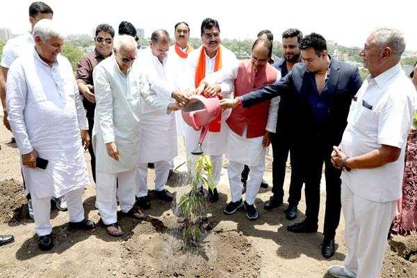मुख्यमंत्री श्री चौहान ने स्मार्ट उद्यान में जाट महासभा के पदाधिकारियों के साथ पौध-रोपण किया