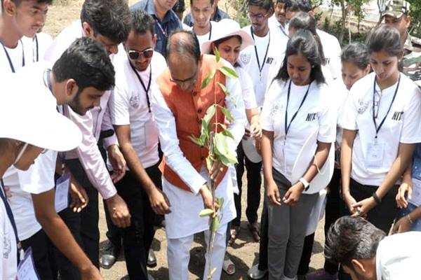 मुख्यमंत्री श्री चौहान के साथ कर्नाटक के विद्यार्थियों ने किया पौध-रोपण