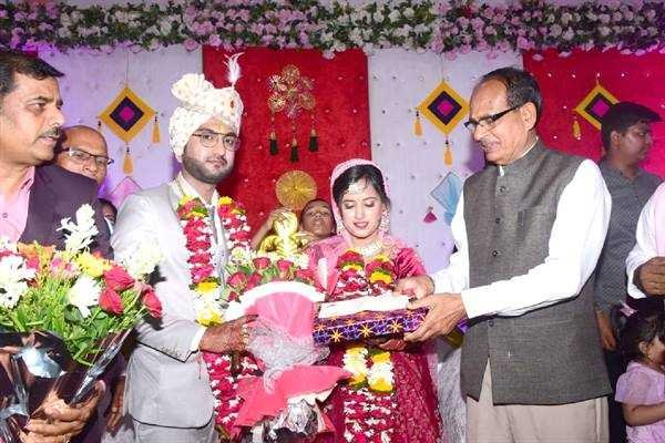 मुख्यमंत्री श्री चौहान ने अपने शिक्षक श्री जैन से आर्शीवाद प्राप्त किया