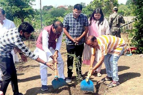 मुख्यमंत्री श्री चौहान ने पीपल, आम और इमली के पौधे लगाए