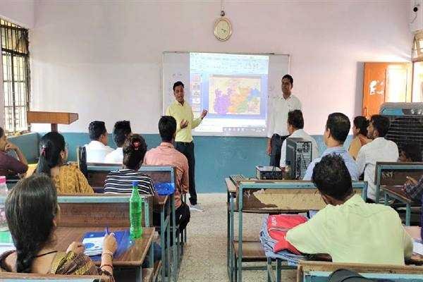 जनजातीय कार्य विभाग के नवनियुक्त शिक्षकों को प्रशिक्षण दे रहे मास्टर ट्रेनर्स