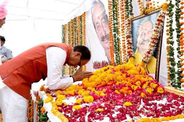 मुख्यमंत्री श्री चौहान पूर्व विधायक  रमेश शर्मा गुट्टू भैया के त्रयोदशी कार्यक्रम में शामिल हुए