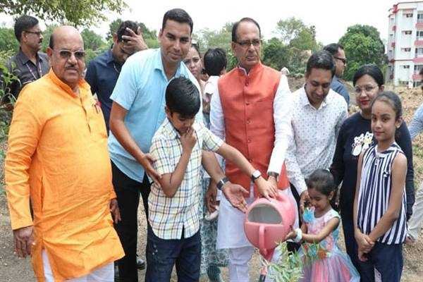 मुख्यमंत्री श्री चौहान ने नीम, अमरूद और मौलश्री के पौधे लगाए