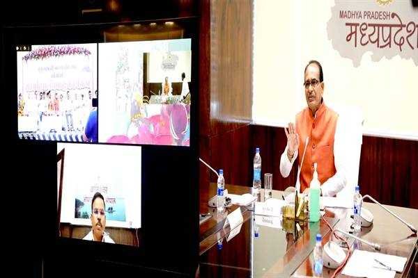 मुख्यमंत्री श्री चौहान ने मुख्यमंत्री कन्या विवाह योजना से लाभान्वित नव-दम्पतियों को दी बधाई
