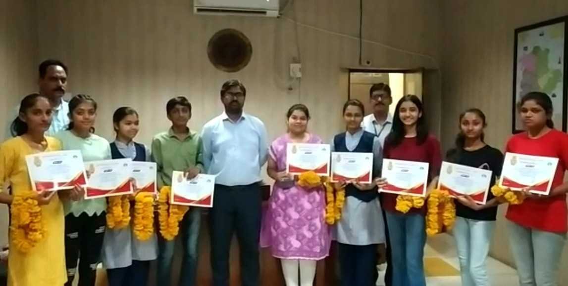 प्रदेश और जिला स्तर में एमपी बोर्ड की परीक्षा में सफलता अर्जित करने वाले छात्र छात्राओं को कलेक्टर ने किया सम्मानित
