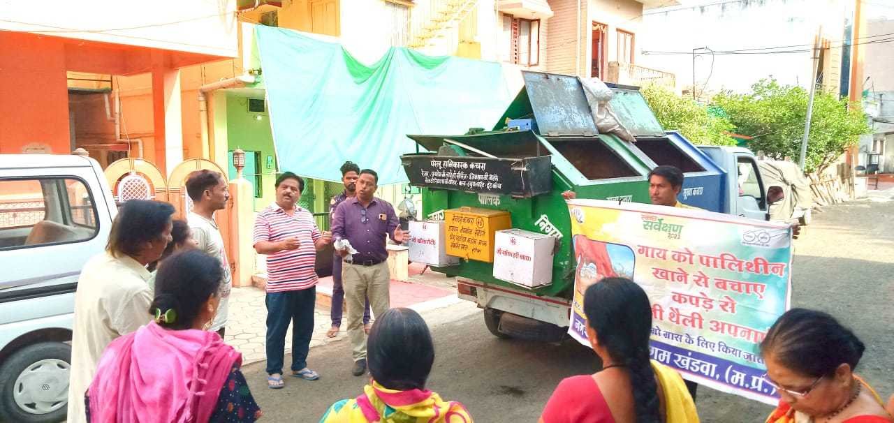 निगम के डोर टू डोर कचरा वाहनों में गौ-माता के लिए रोटी एकत्रित करने के लिए लगाए बॉक्स