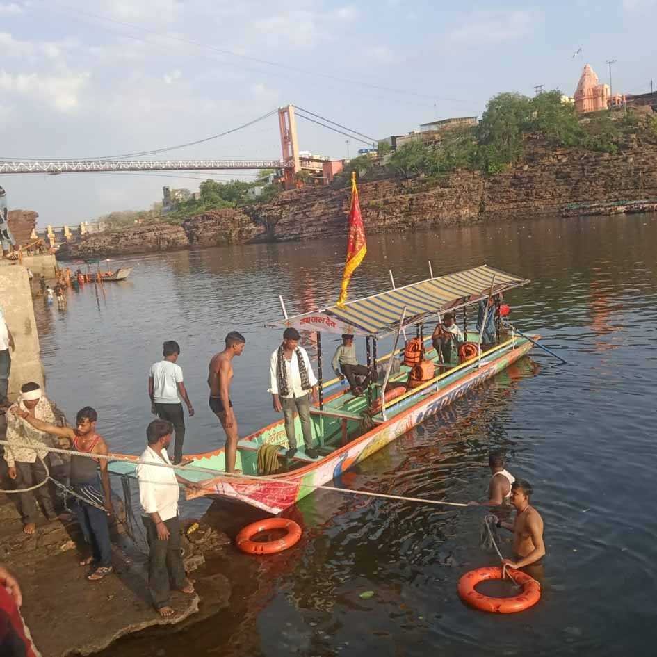 नाव पलटने से एक मासूम की मौत, एक व्यक्ति लापता