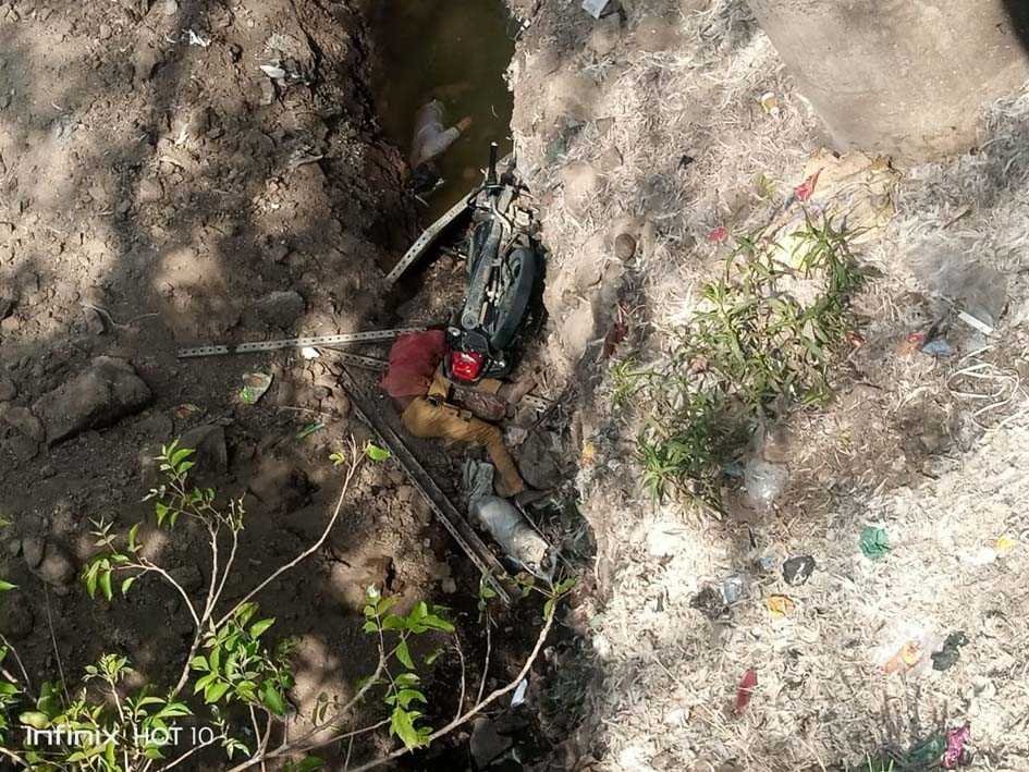 बाइक से 50 फीट नीचे गिरे युवक, दोनों की मौत