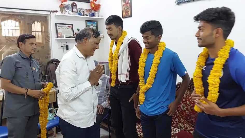 मणिपुर हिंसा में फंसे 4 छात्र पहुंचे अपने घर, परिवार में छाई खुशी