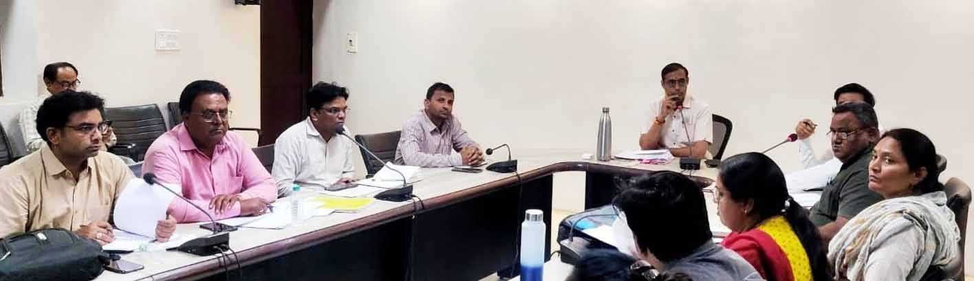 जिला पंचायत सीईओ ने विकास कार्यों में प्रगति लाने के दिए निर्देश