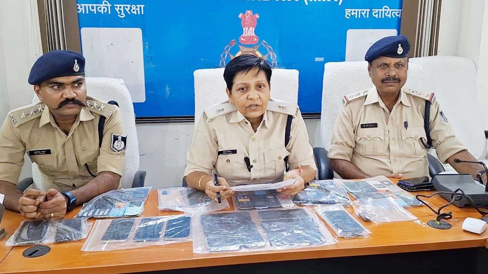 मोबाइल दुकान में चोरी के आरोपी गिरफ्तार, 45 मोबाइल बरामद