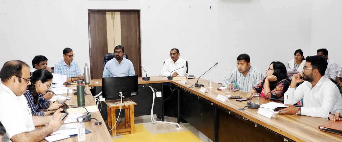 समीक्षा बैठक में विभागीय अधिकारियों से लंबित प्रकरणों का निराकरण शीघ्र करें