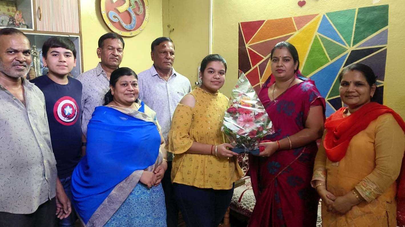एमपी की टॉपर का अनी का उत्साहवर्धन करने पहुंची महापौर