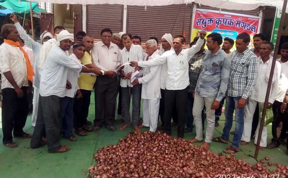 बेमौसम बारिश से खराब हुई प्याज की फसल