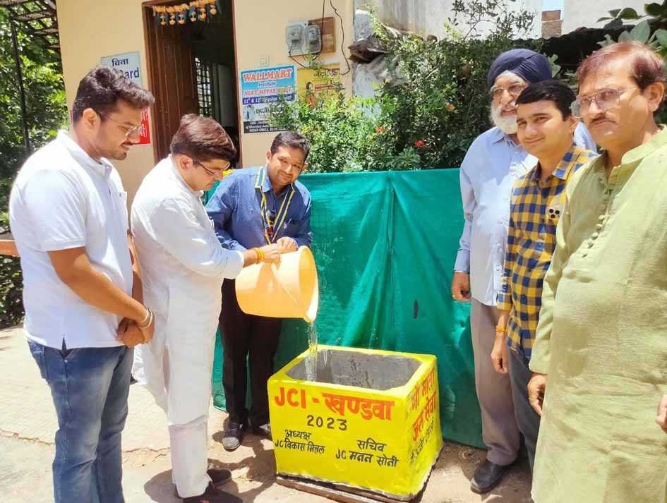 मातृ दिवस पर गौ माता के लिए रखी पानी की टंकियां