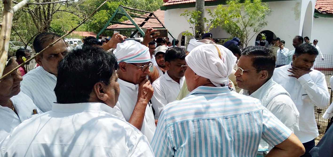 छोटे कार्यकर्ता से भी गंभीरता दिखाकर मिले दिग्विजय सिंह
