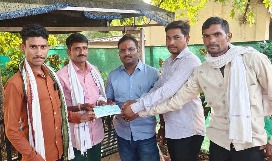 टंट्या मामा की मूर्ति के विधायक दांगोरे ने 50 हजार रूपए किए प्रदान