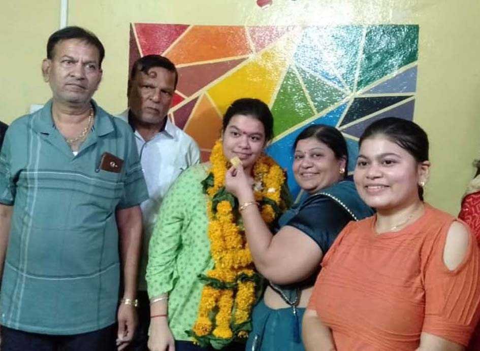 एमपी की टापर अनी के भाई व बहन भी मेधावी