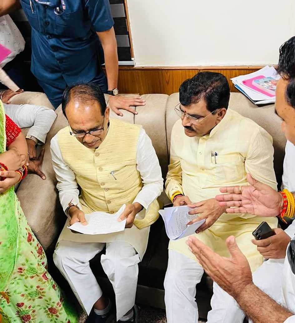 ओमकारेश्वर से सिद्धवरकूट पर पुल निर्माण को लेकर सीएम को सौंपा अनुरोध पत्र